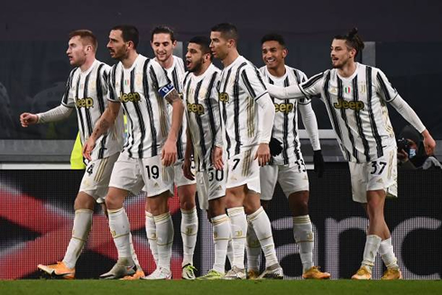 Cristiano Ronaldo celebrating Juventus goal next to his teammates