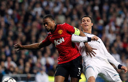 Cristiano Ronaldo holding Patrice Evra, in Real Madrid 1-1 Manchester United, in 2013