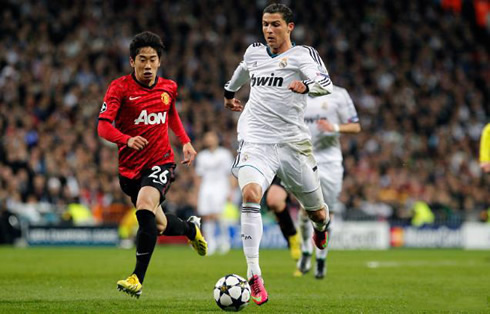 Cristiano Ronaldo driving the ball ahead of Shinjiri Kagawa, in Real Madrid vs Manchester United, for the Champions League first leg in 2013