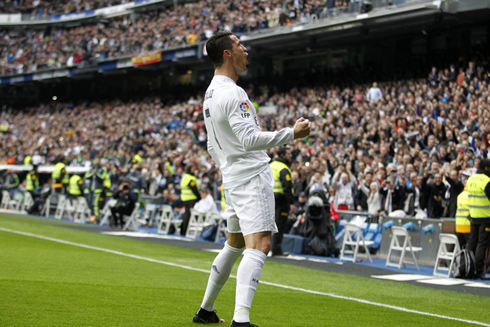 Cristiano Ronaldo turns himself to the fans in the Bernabéu to celebrate his goal
