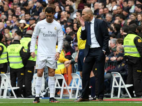 Cristiano Ronaldo listening to instructions from Zinedine Zidane