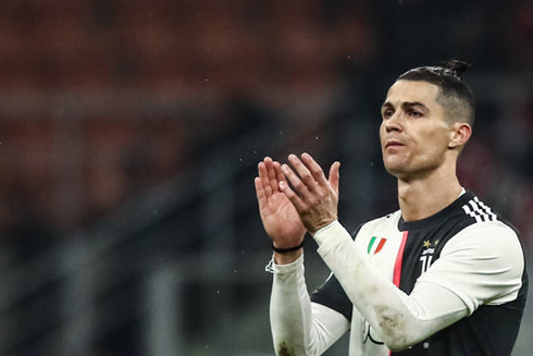 Cristiano Ronaldo thanking the fans for their support in a Juventus game