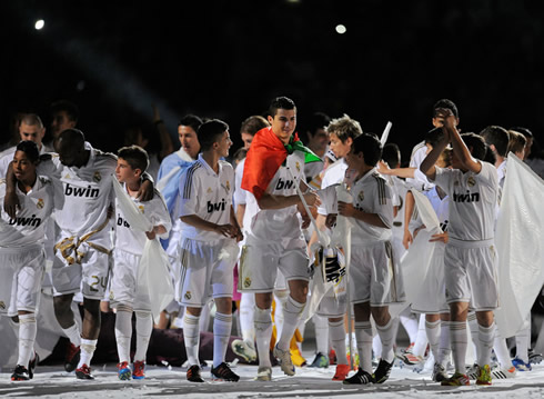 Cristiano Ronaldo wearing a Portuguese flag on his back, when celebrating Real Madrid title at the Santiago Bernabéu, in 2012