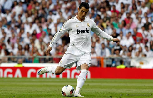 Cristiano Ronaldo taking a free-kick in Real Madrid vs Mallorca, in 2012