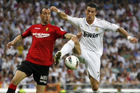 Cristiano Ronaldo receiving the ball with his right foot, in Real Madrid 4-1 Mallorca, in La Liga 2012