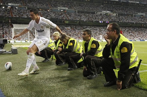 Cristiano Ronaldo couldn't stop sprinting before crossing the end line, in a game for Real Madrid at the Santiago Bernabéu in 2012