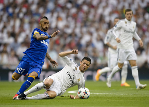 Cristiano Ronaldo sliding tackle against Arturo Vidal, in Real Madrid vs Juventus
