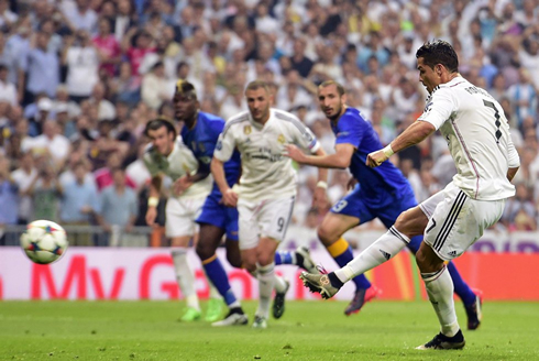 Cristiano Ronaldo scoring a penalty-kick in Real Madrid 1-1 Juventus