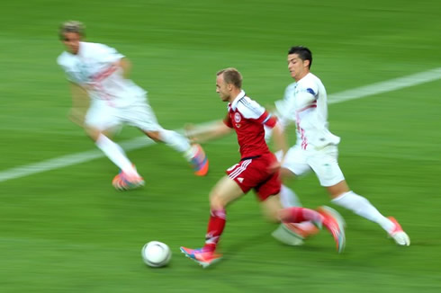 Cristiano Ronaldo and Fábio Coentrão chasing a Danish forward at full throttle, in the EURO 2012