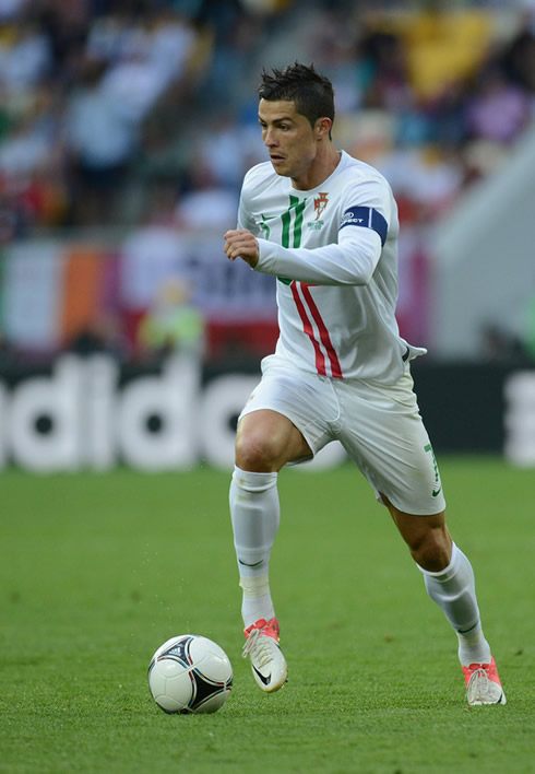Cristiano Ronaldo running with the ball and touching it with the outside part of his foot, in the EURO 2012