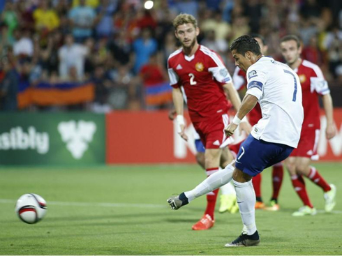 Cristiano Ronaldo scores the equalizer from the penalty spot, in Armenia 2-3 Portugal
