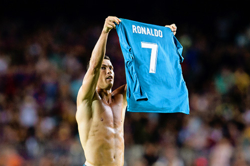 Cristiano Ronaldo holds his shirt in the air at the Camp Nou to Barcelona fans, to answer Messi's same gesture at the Bernabéu the year before
