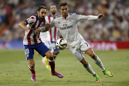 Cristiano Ronaldo being pulled by his right arm, in Real Madrid vs Atletico Madrid, for La Liga 2014