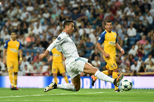 Cristiano Ronaldo stretches to reach to a ball, in Real Madrid vs APOEL in 2017