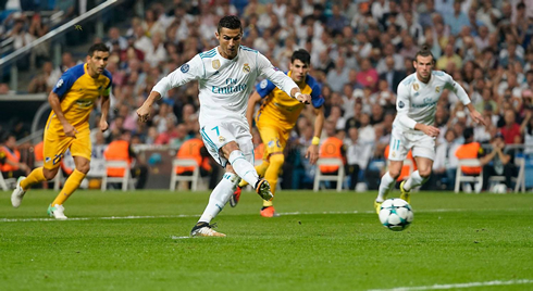 Cristiano Ronaldo converts a penalty-kick in Real Madrid 3-0 APOEL for the UCL in 2017-18