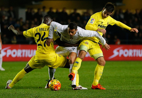 Cristiano Ronaldo tries to go through in between two defenders from Villarreal