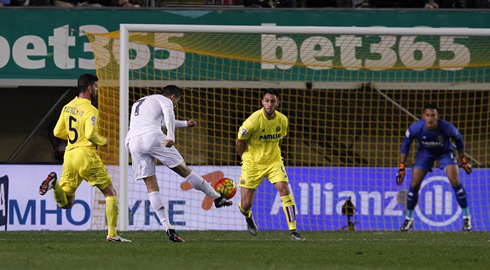 Cristiano Ronaldo goes for a long range shot, in Villarreal 1-0 Real Madrid, with a sports bookmaker advertising banner behind the goal