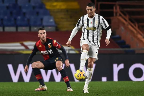 Cristiano Ronaldo using the outside of the boot to pass a ball