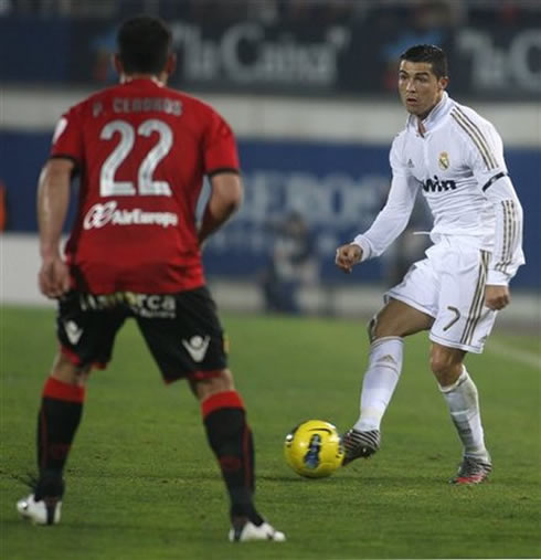 Cristiano Ronaldo passes the ball without looking to it, in Mallorca vs Real Madrid 2011-2012