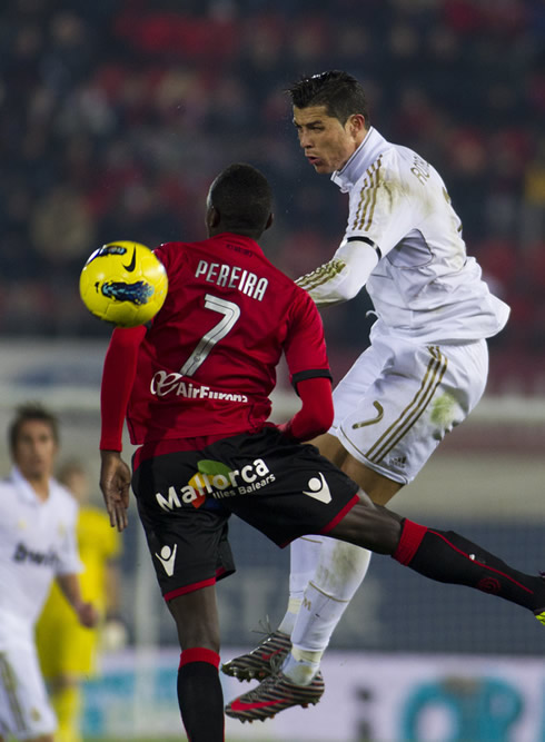 Cristiano Ronaldo jumping more than Pereira and heading the ball in Mallorca vs Real Madrid
