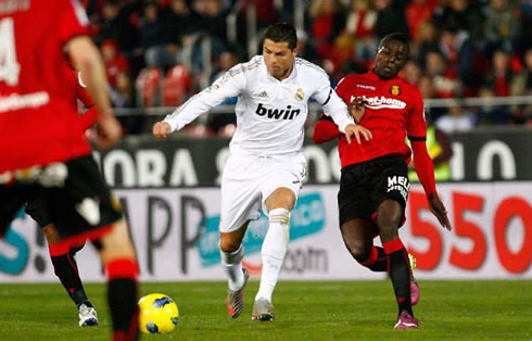 Cristiano Ronaldo passing by a defender in Mallorca 1-2 Real Madrid