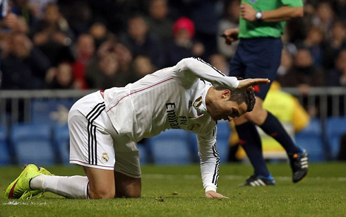 Cristiano Ronaldo tapping the floor in frustration, in Real Madrid vs Deportivo
