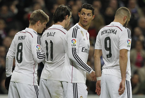Cristiano Ronaldo looking back, next to Kroos, Bale and Benzema