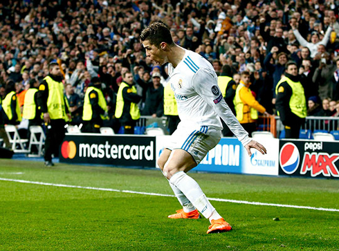 Cristiano Ronaldo celebrating in style at the Bernabéu, in Real Madrid 3-1 PSG
