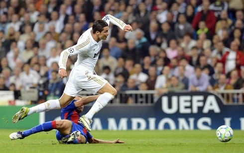 Cristiano Ronaldo is victim of a dangerous sliding tackle