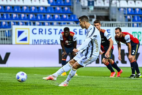 Cristiano Ronaldo scores from the penalty spot in Cagliari vs Juventus