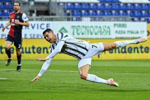 Cristiano Ronaldo falling inside Cagliari box