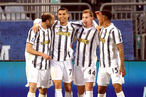 Cristiano Ronaldo next to his Juventus teammates, Chiellini, Kulusevski and Danilo