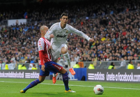 Cristiano Ronaldo dribbling and being fouled by a defender in Real Madrid 3-1 Sporting Gijon, in 2012
