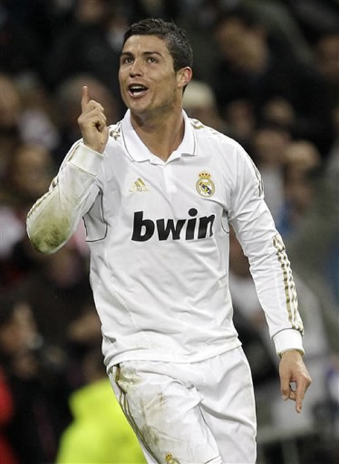 Cristiano Ronaldo looking to his family and girlfriend who were in the Santiago Bernabéu crowd, in Real Madrid 3-1 Sporting Gijon, in 2012