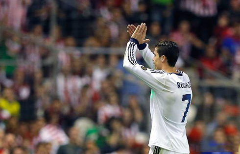 Cristiano Ronaldo responding to Athletic Bilbao's fans, by applauding them in irony, in a game for La Liga in 2013