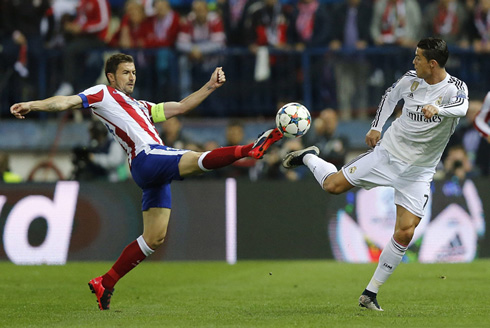 Cristiano Ronaldo in a 50-50 challenge for a loose ball, in Atletico 0-0 Real Madrid
