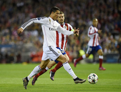 Cristiano Ronaldo outrunning Gabi, in Atletico Madrid vs Real Madrid