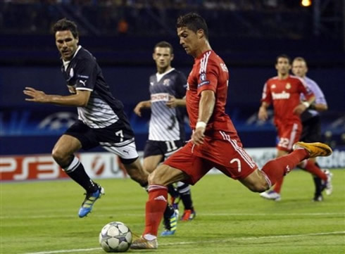 Cristiano Ronaldo preparing to shoot the ball after a run in Real Madrid vs Dinamo Zagreb 2011-12