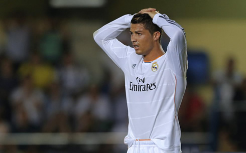 Cristiano Ronaldo puts his hands on his head, in a Real Madrid game in 2013-2014
