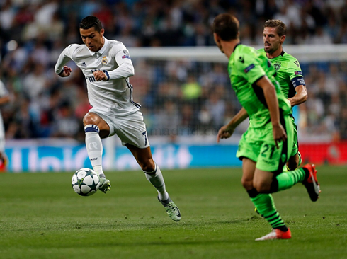 Cristiano Ronaldo moving the ball forward in Real Madrid 2-1 Sporting, in 2016