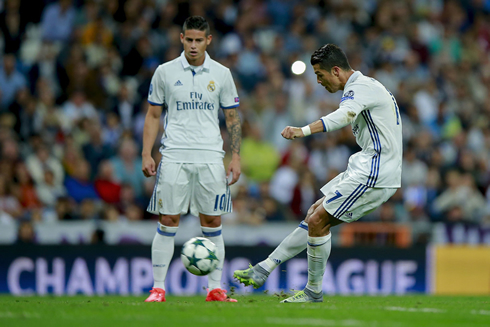 James Rodríguez watching closely Ronaldo taking a free-kick