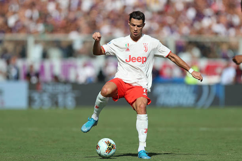 Cristiano Ronaldo doing tricks in a game for Juventus