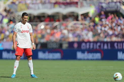 Cristiano Ronaldo concentrating before taking a free-kick for Juventus