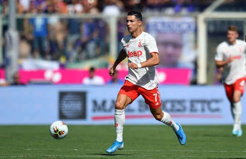 Cristiano Ronaldo moving the ball forward in Fiorentina vs Juventus