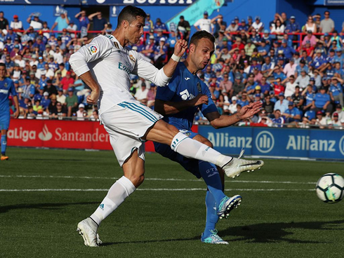 Cristiano Ronaldo strikes and scores in Getafe 1-2 Real Madrid, in 2017