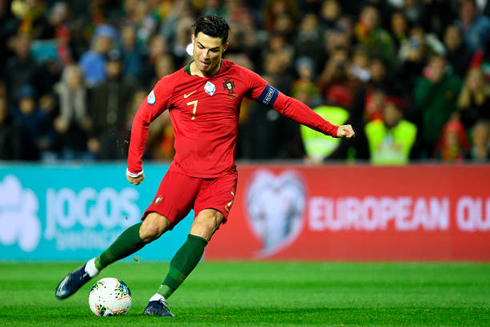 Cristiano Ronaldo converting the penalty-kick in Portugal vs Lithuania