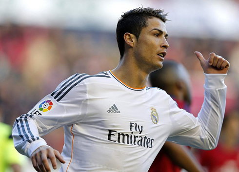 Cristiano Ronaldo showing his thumb and pointing back