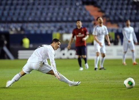 Cristiano Ronaldo doings the splits in Osasuna vs Real Madrid
