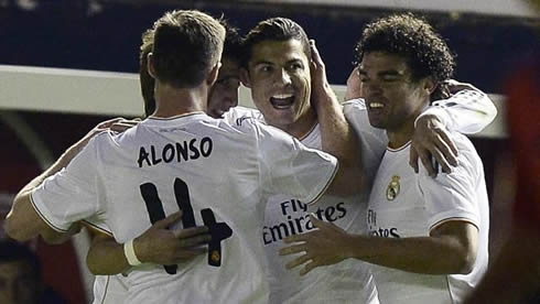 Cristiano Ronaldo holding on to Xabi Alonso and Pepe, in Real Madrid 2014