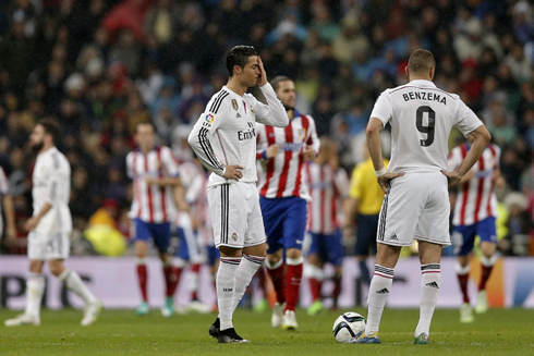 Cristiano Ronaldo and Karim Benzema waiting to resume the game in the midfield line